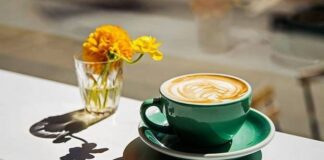 Menampilkan Aroma, Bodi, Keasaman, dan Rasa Kopi Secangkir kopi