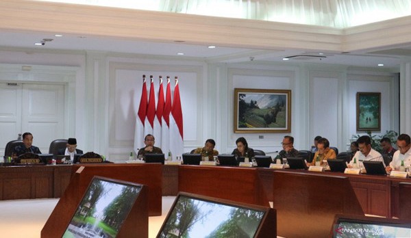 Presiden Joko Widodo dalam rapat terbatas dengan topik "Akselerasi Penguatan Ekonomi di Sektor Pertanian dan Perikanan" di Jakarta, Selasa, 10 Desember 2019.
