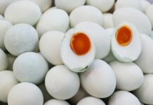 Kiat Aris Amirris Menjemput Rezeki Bisnis Telur Asin Masir AA Telur asin masir, yang sedikit berminyak, biasanya lebih enak.