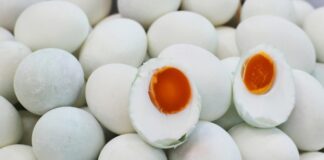 Kiat Aris Amirris Menjemput Rezeki Bisnis Telur Asin Masir AA Telur asin masir, yang sedikit berminyak, biasanya lebih enak.