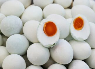 Kiat Aris Amirris Menjemput Rezeki Bisnis Telur Asin Masir AA Telur asin masir, yang sedikit berminyak, biasanya lebih enak.