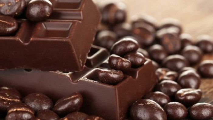 Suhu, lingkungan, kelembapan, dan kandungan oksigen di dalam kemasan sangat mempengaruhi keawetan makanan cokelat.