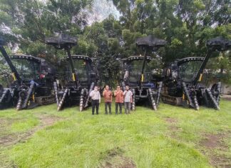 Austoft 8810 Solusi Kelangkaan Tenaga Kerja Panen Tebu Mesin panen tebu Austoft 8810 Case IH ini sebagai solusi mengatasi kelangkaan tenaga kerja panen tebu.