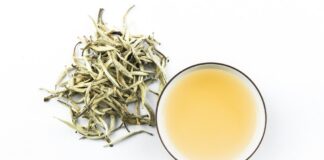 Jenis dan Manfaat Teh Putih yang Perlu Anda Ketahui Teh putih terbuat dari peko dan daun muda tanaman teh.