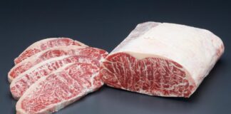 Steak Daging Sapi Meltique Serasa Daging Wagyu Daging sapi mentah meltique striploin atau sirloin yang hampir mirip dengan daging sapi wagyu.