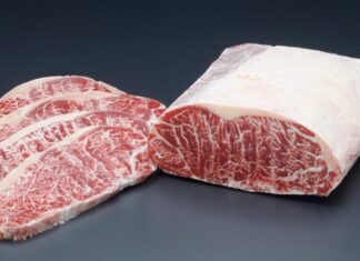 Steak Daging Sapi Meltique Serasa Daging Wagyu Daging sapi mentah meltique striploin atau sirloin yang hampir mirip dengan daging sapi wagyu.