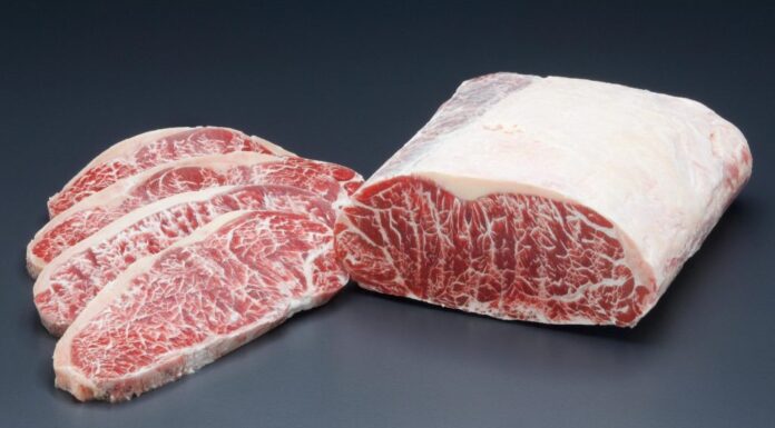 Steak Daging Sapi Meltique Serasa Daging Wagyu Daging sapi mentah meltique striploin atau sirloin yang hampir mirip dengan daging sapi wagyu.