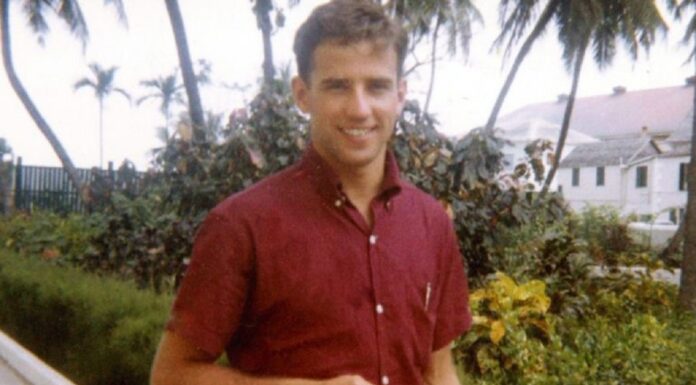 Keteguhan Hati Joe Biden Sembuhkan Gagap Karena gagap, Joe Biden tidak diterima bekerja di sebuah kafe.