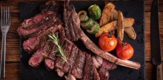 Tomahawk Beef Steak Juara Rasanya Tomahawk beef steak sangat empuk, beraroma, dan nikmat.