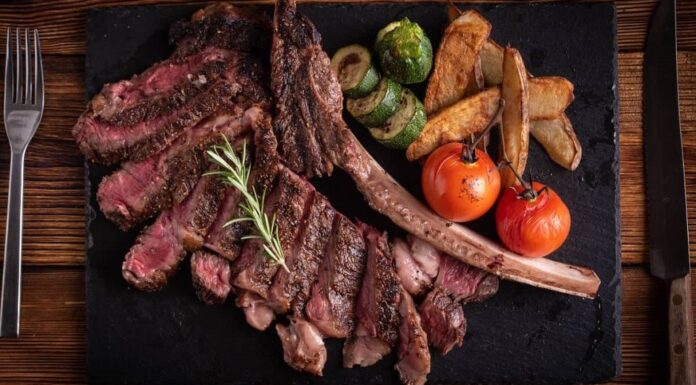 Tomahawk Beef Steak Juara Rasanya Tomahawk beef steak sangat empuk, beraroma, dan nikmat.