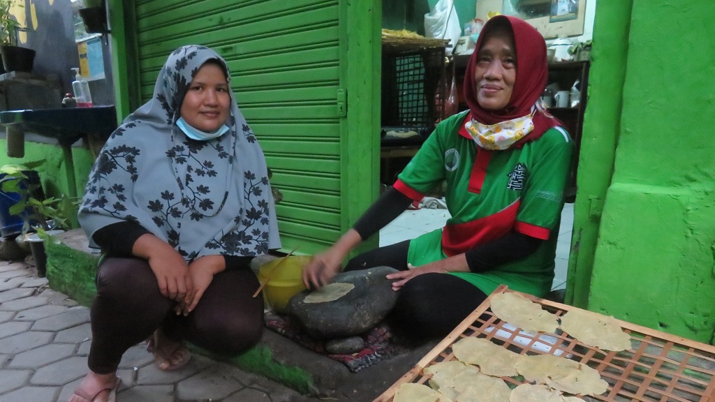 Emping jengkol merupakan kerajinan turun-temurun di Kebon Jukut, Kota Bogor, Jawa Barat.