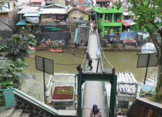 Emping Jengkol dan Bola Air, Ikon Kampung Wisata Labirin Salah satu alternatif ke Kebon Jukut melalui Lapangan Koboi, Jalan Riau, di belakang terminal Baranangsiang, Kota Bogor.