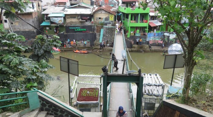 Emping Jengkol dan Bola Air, Ikon Kampung Wisata Labirin Salah satu alternatif ke Kebon Jukut melalui Lapangan Koboi, Jalan Riau, di belakang terminal Baranangsiang, Kota Bogor.