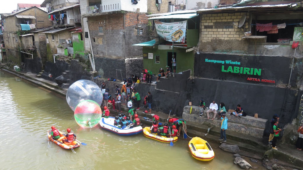 Wisata air naik perahu karet Liquidstar dan balon air Surya Balon di Kampung Wisata Labirin, Kebon Jukut, Kota Bogor, Jawa Barat.