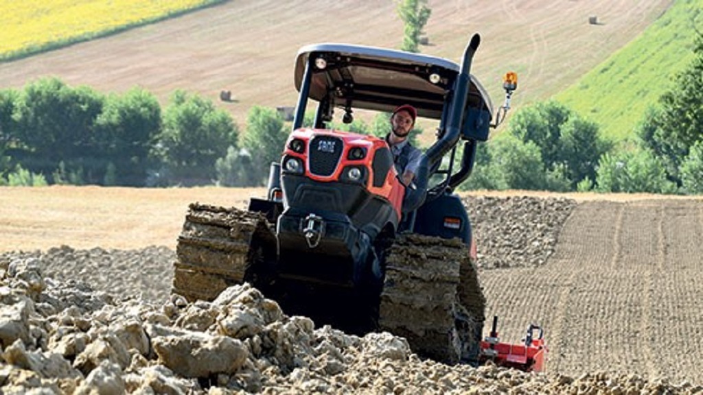 Standard crawler tractor ini banyak digunakan untuk meratakan atau menimbun tanah pada pekerjaan pembukaan hutan.