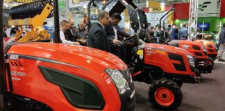 Mengenal Jenis Traktor Traktor dua poros dengan empat roda karet.