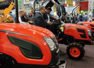 Mengenal Jenis Traktor Traktor dua poros dengan empat roda karet.
