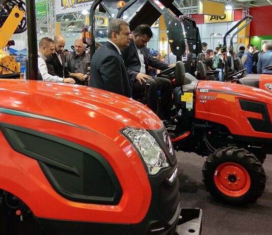 Mengenal Jenis Traktor Traktor dua poros dengan empat roda karet.