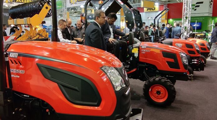 Mengenal Jenis Traktor Traktor dua poros dengan empat roda karet.