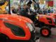 Mengenal Jenis Traktor Traktor dua poros dengan empat roda karet.