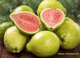7 Manfaat Kesehatan Mengonsumsi Buah Jambu Biji Kandungan kimia jambu biji, termasuk jambu kristal, antara lain vitamin C, vitamin A, vitamin E, besi, fosfor, kalsium, flavonoid, dan kelompok polifenol.
