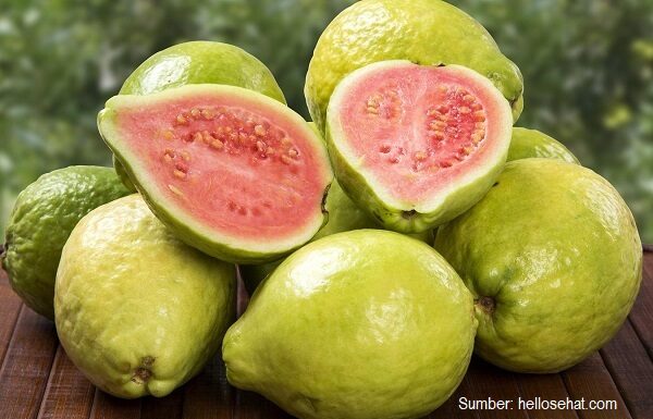 7 Manfaat Kesehatan Mengonsumsi Buah Jambu Biji Kandungan kimia jambu biji, termasuk jambu kristal, antara lain vitamin C, vitamin A, vitamin E, besi, fosfor, kalsium, flavonoid, dan kelompok polifenol.