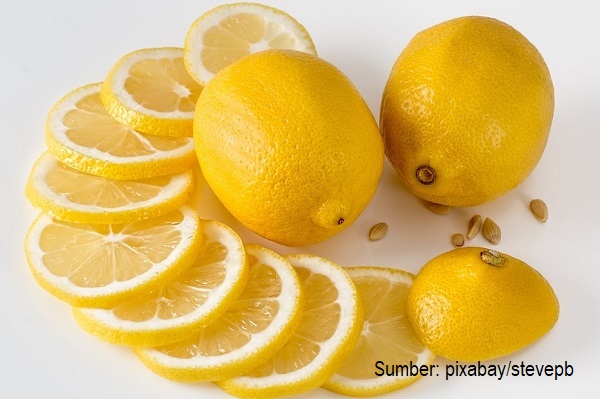 Cara membuat dan menggunakan masker lemon.