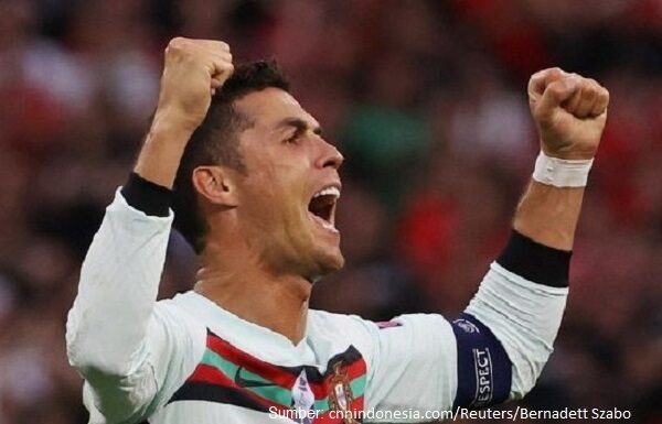 Ayam Makanan Kesukaan Cristiano Ronaldo Cristiano Ronaldo menyebut ayam sebagai makanan ajaib karena kandungan proteinnya tinggi dan kandungan lemaknya rendah.