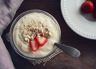 Simak Jenis Susu Fermentasi Yogurt untuk Kesehatan Tubuh Kandungan probiotik di dalam yogurt berpotensi mengatasi gangguan pada saluran perncernaan seperti diare, sembelit, dan radang usus.