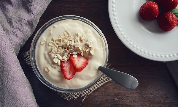 Kandungan probiotik di dalam yogurt berpotensi mengatasi gangguan pada saluran perncernaan seperti diare, sembelit, dan radang usus.