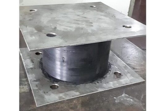 Protipe Karet Bantalan Bangunan Tahan Gempa untuk Dipasang di Pondasi Prototipe karet bantalan bangunan tahan gempa.