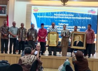 Gelar Bapak Peternak Sapi Perah Rakyat dan Koperasi Susu untuk Bustanil Arifin Bustanil Arifin Bapak Peternak Sapi Perah Rakyat