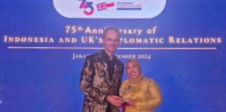 Hening Parlan Menerima Penghargaan Planet Award dari Kedutaan Besar Inggris di Jakarta Hening Parlan dan Penghargaan Planet Award