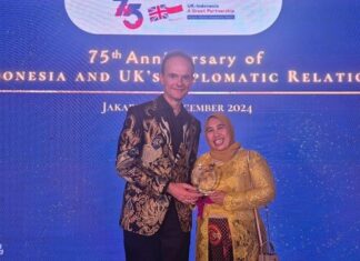 Hening Parlan Menerima Penghargaan Planet Award dari Kedutaan Besar Inggris di Jakarta Hening Parlan dan Penghargaan Planet Award