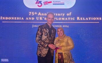 Hening Parlan Menerima Penghargaan Planet Award dari Kedutaan Besar Inggris di Jakarta Hening Parlan dan Penghargaan Planet Award